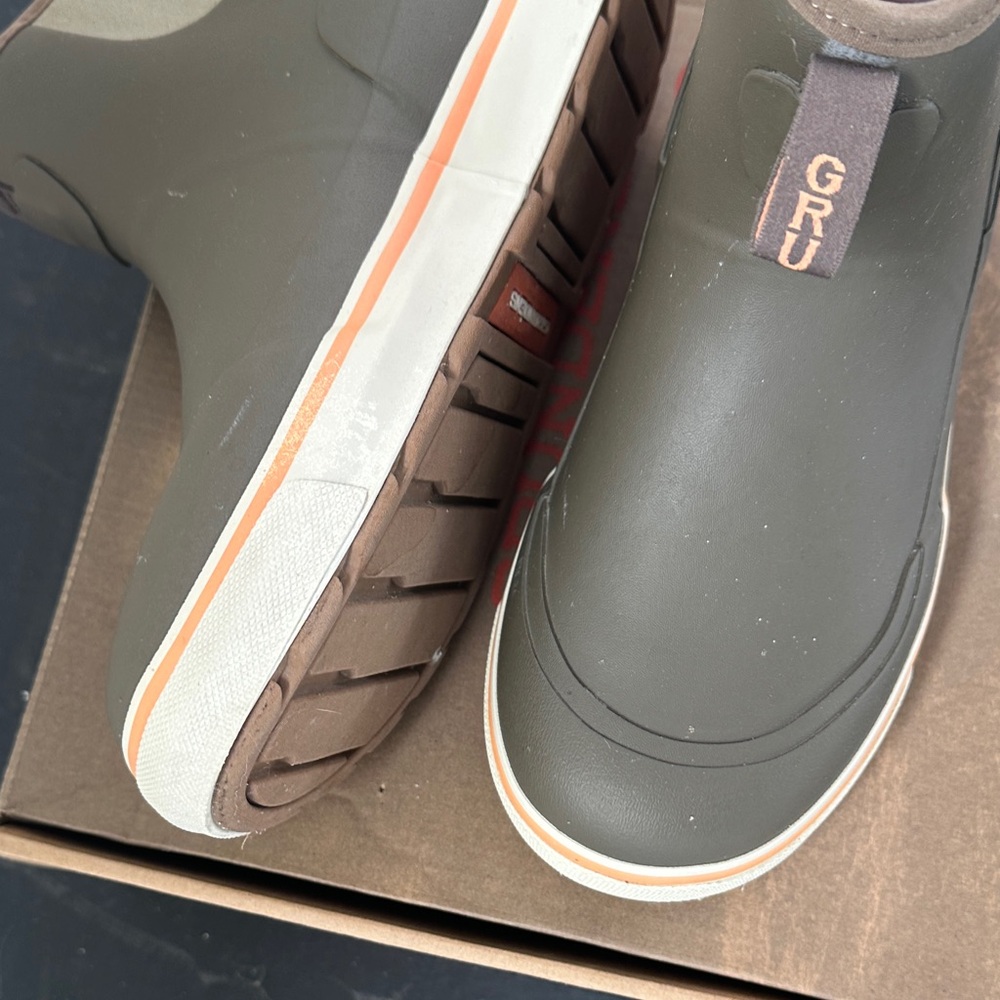 Brand New Grundéns Women's Deck Boss 6” Ankle Boots - Olive - Picture 5 of 11